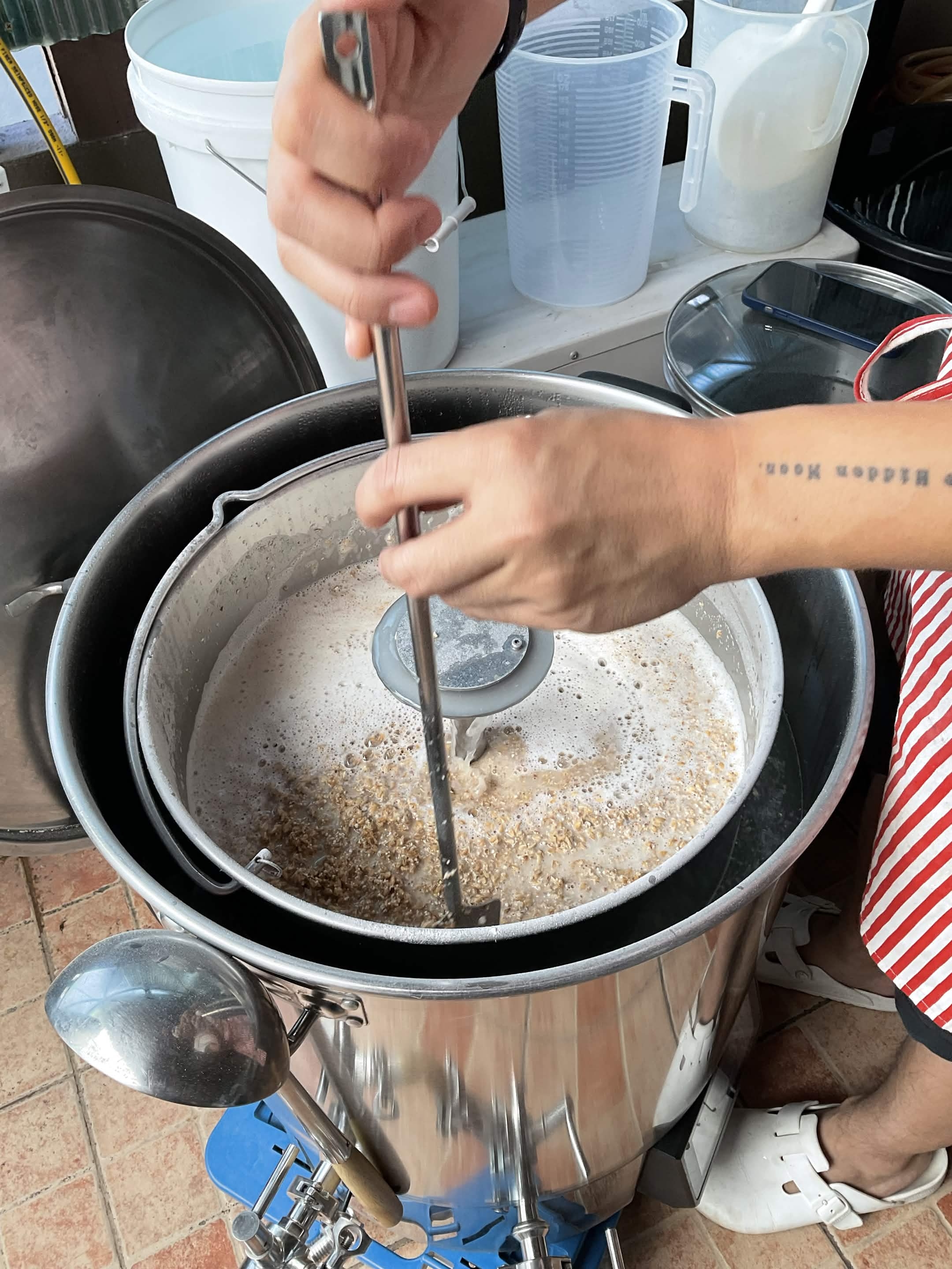 พี่เอ็ม + จ๊าบ — fermenter buckets prep