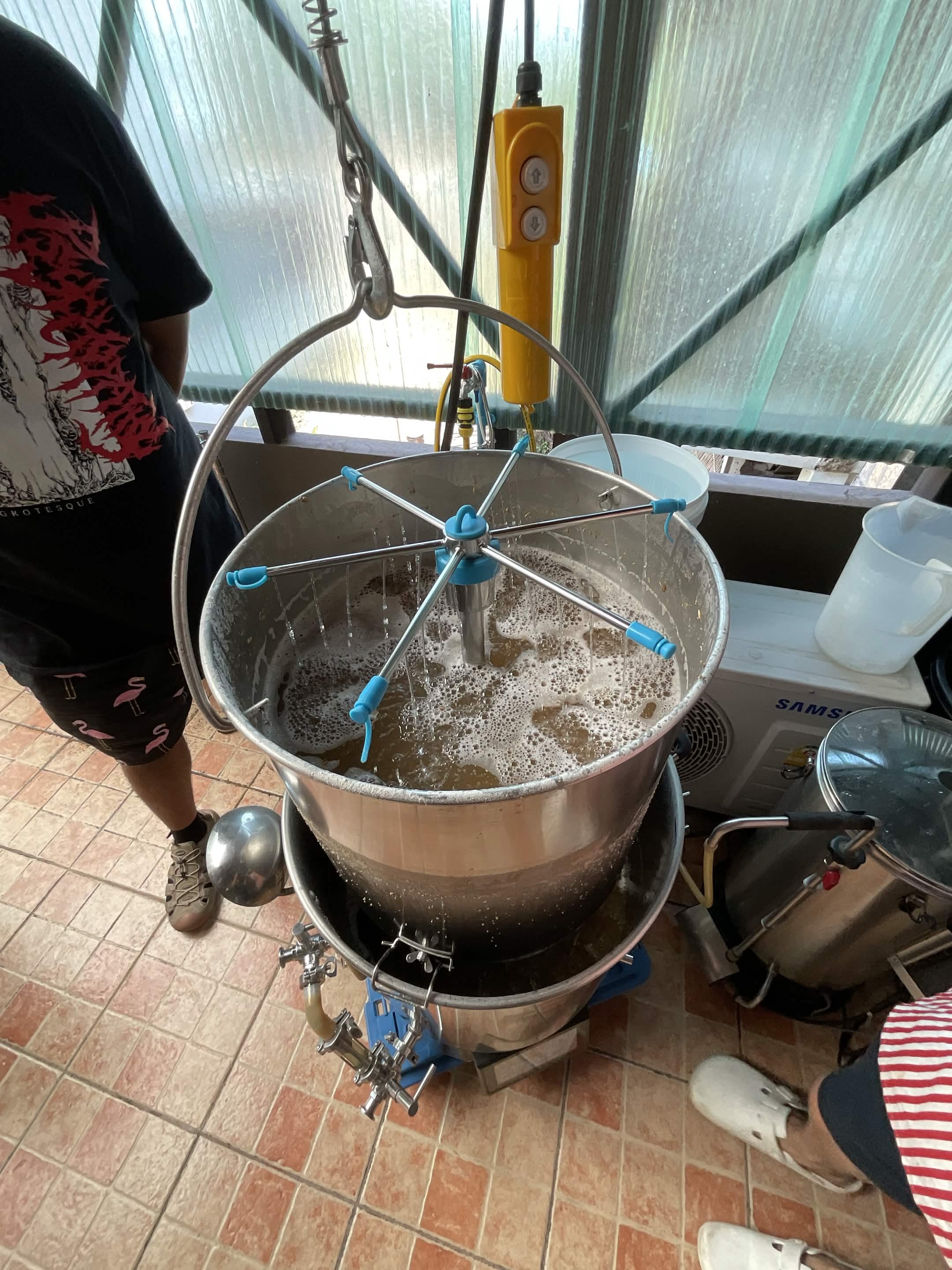 Fly sparge — rotating arm