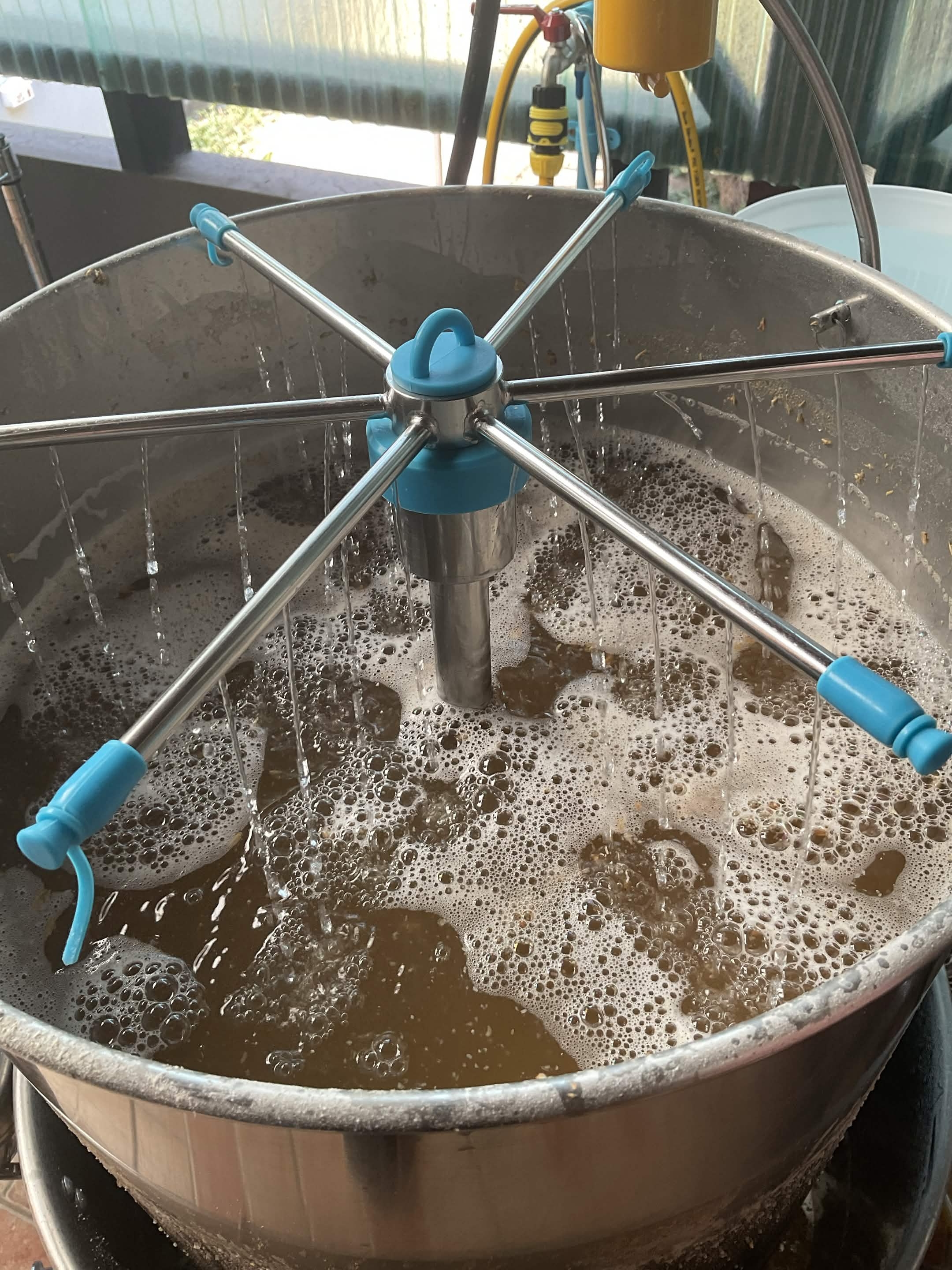 Sparge arm spraying close-up